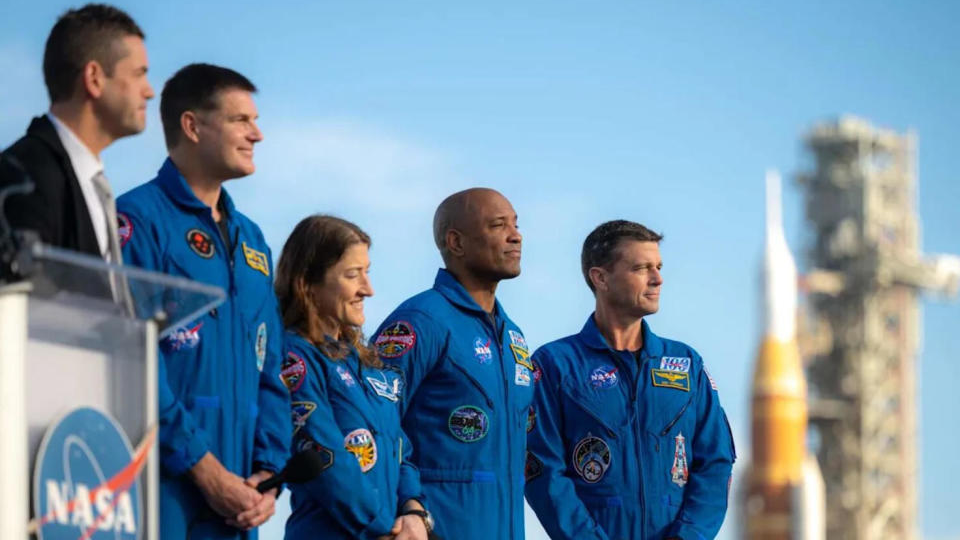 奔月宇航员出发前给女儿留遗嘱,这次飞行风险有多高? 奔月宇航员出发前给女儿留遗嘱,这次飞行风险有多高?