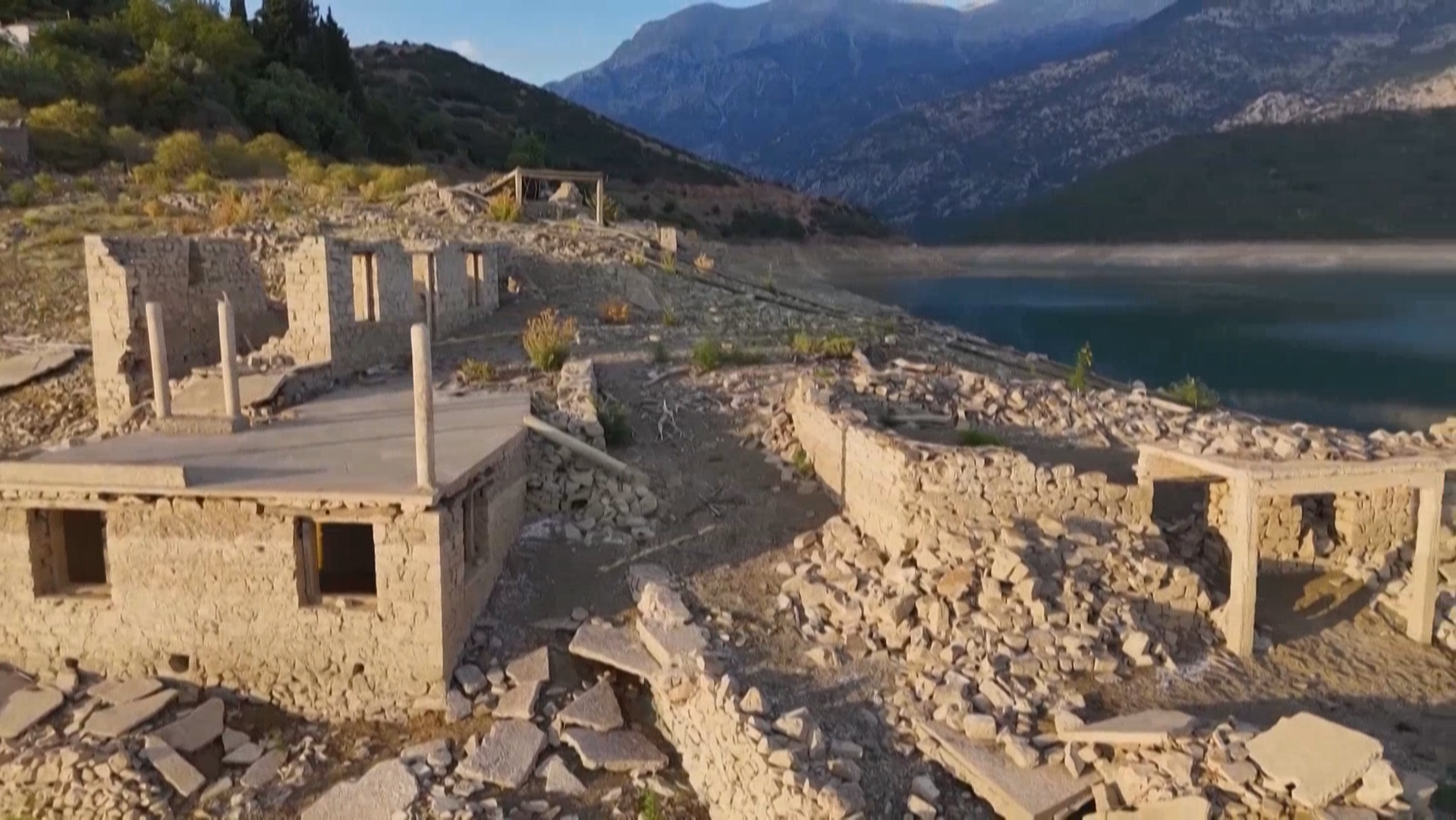 湖泊水位下降 沉没村庄“重见天日” 湖泊水位下降 沉没村庄“重见天日”