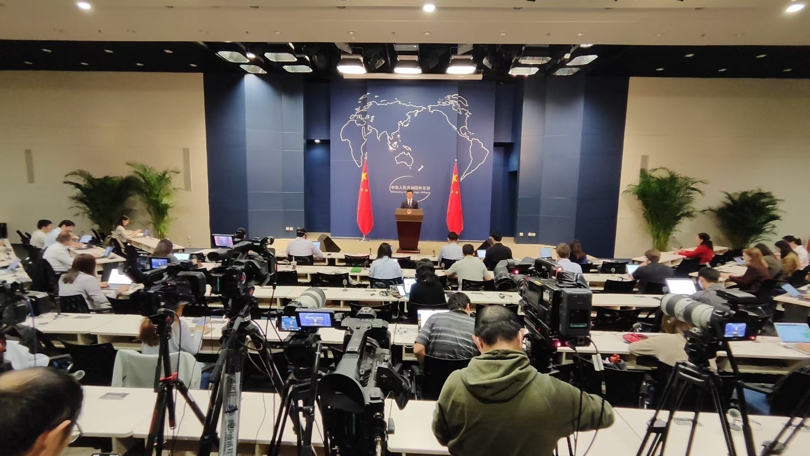 日本恶意渲染所谓中国“安全风险”!外交部回应 日本恶意渲染所谓中国“安全风险”!外交部回应