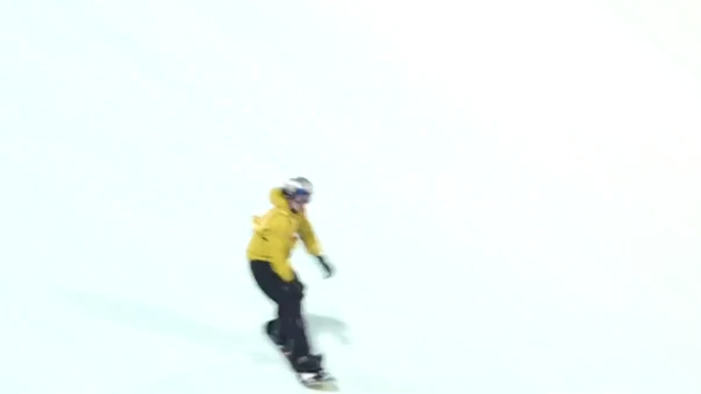 首钢大跳台上演精彩一跳 点燃今冬冰雪热潮 首钢大跳台上演精彩一跳 点燃今冬冰雪热潮