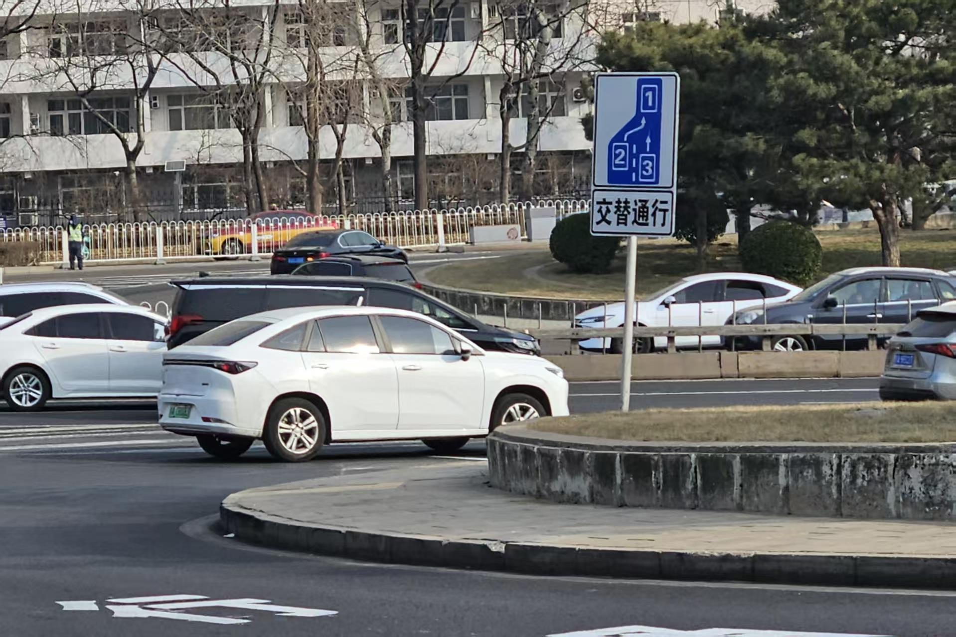 改善合流冲突 北京新增22处“拉链式”通行路段_北京时间