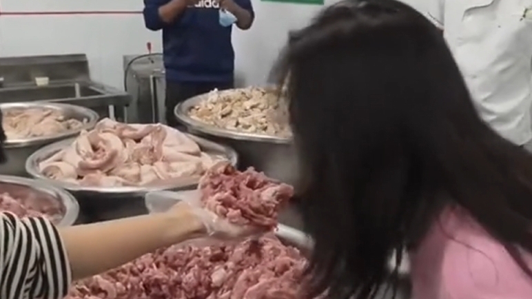 昆明一学校猪肉发臭了还给孩子吃 家长怒斥:良心何在! 昆明一学校猪肉发臭了还给孩子吃 家长怒斥:良心何在!