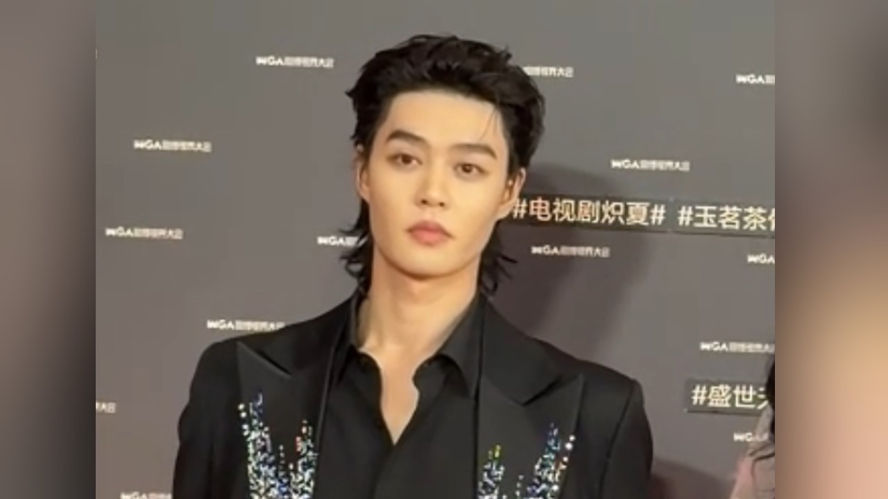 2025微博视界大会今日启幕 柯淳以短剧演员代表身份亮相红毯 2025微博视界大会今日启幕 柯淳以短剧演员代表身份亮相红毯