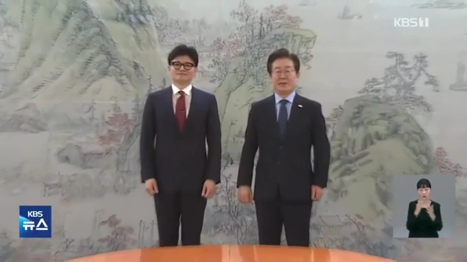 时隔11年 韩国朝野两大政党党首举行正式会谈