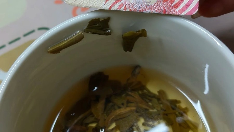 网友曝光奈雪的茶茶盒内喝出整只青蛙 当事人:太恶心了 差点喝进嘴里 网友曝光奈雪的茶茶盒内喝出整只青蛙 当事人:太恶心了 差点喝进嘴里