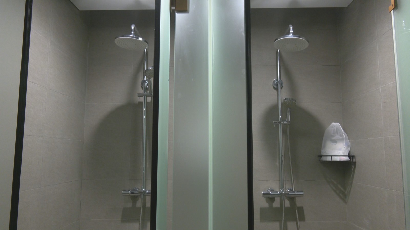 这个机场真局气！乘客下飞机洗热水澡免费，洗漱用品也免费