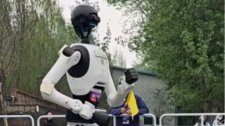 机器人半马开跑!北京高校学生组队上场了 机器人半马开跑!北京高校学生组队上场了