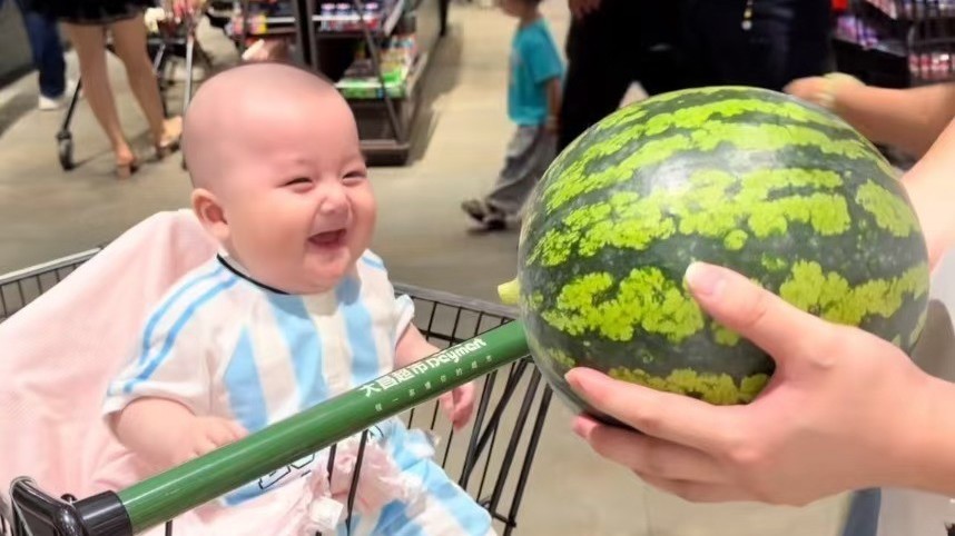 原来人类幼崽的快乐阈值超低 只需要一颗圆滚滚西瓜