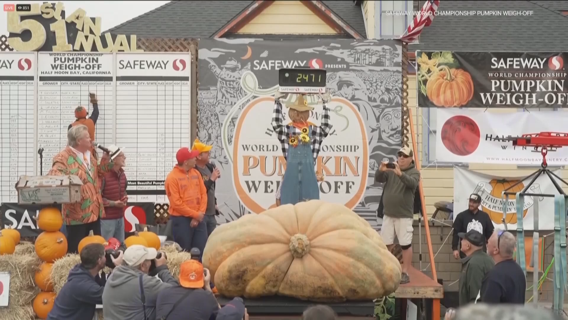 加州南瓜大赛 近1吨“大胖子”夺冠 加州南瓜大赛 近1吨“大胖子”夺冠