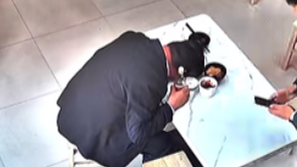 男子吃饭突然被鸡蛋卡喉 老板用“海姆立克”急救法跑赢时间 男子吃饭突然被鸡蛋卡喉 老板用“海姆立克”急救法跑赢时间