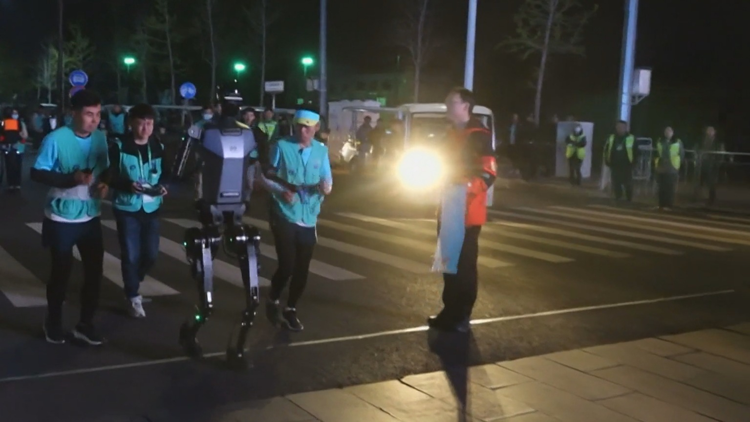 记者沉浸式体验机器人“夜跑”