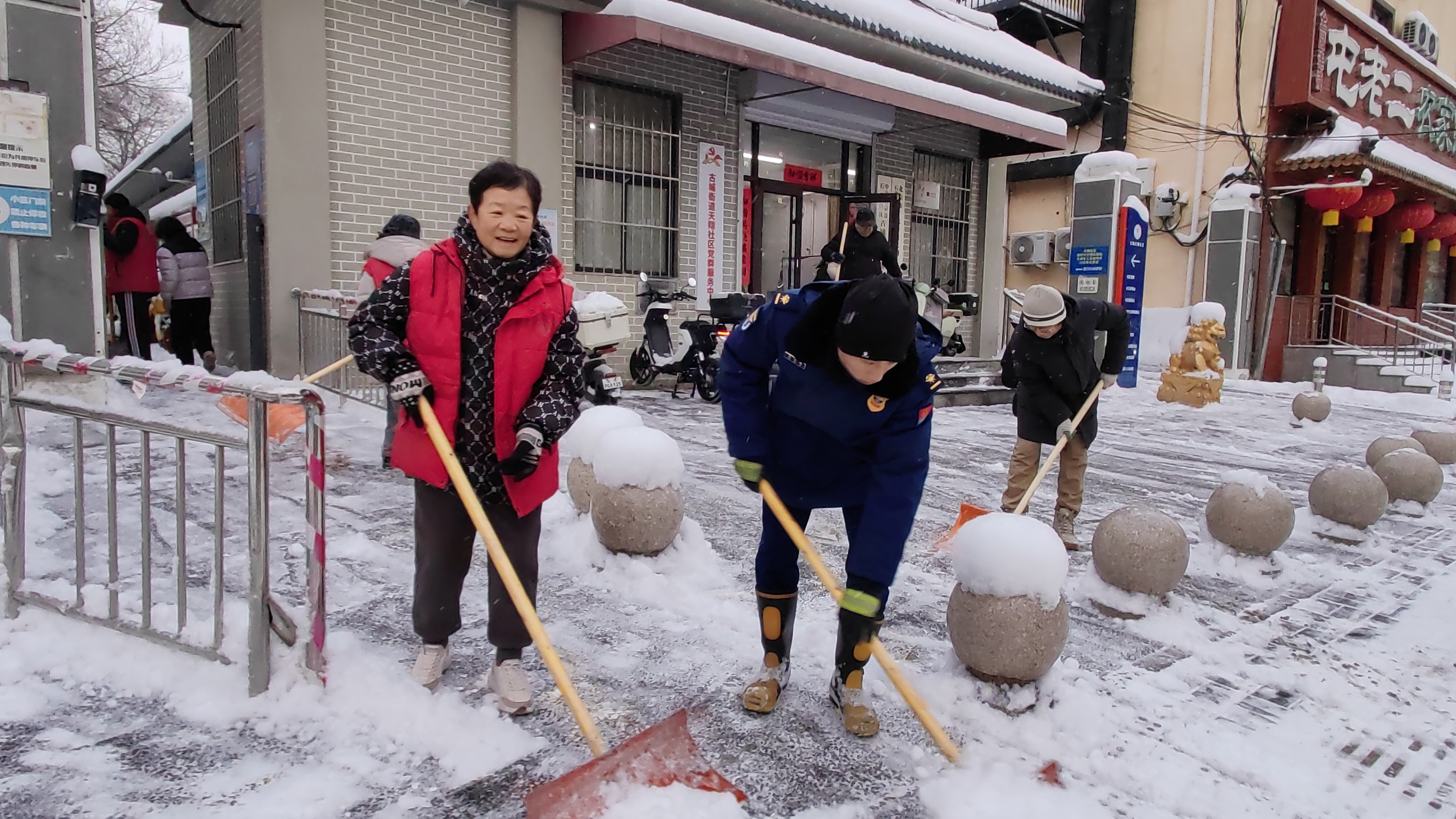 石景山区天翔社区开展党员志愿者扫雪铲冰活动