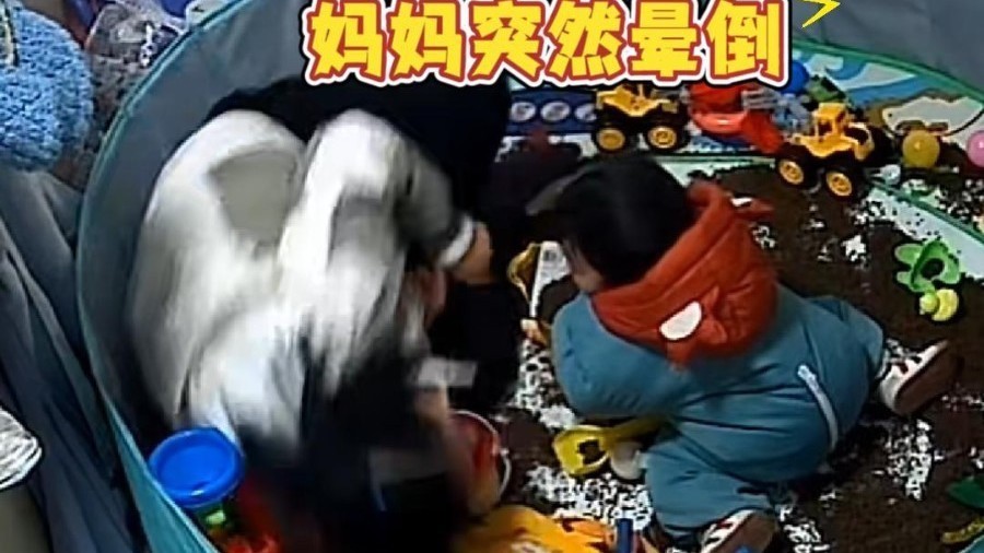 宝妈带娃突然晕倒，15个月宝宝连滚带爬向家人求救