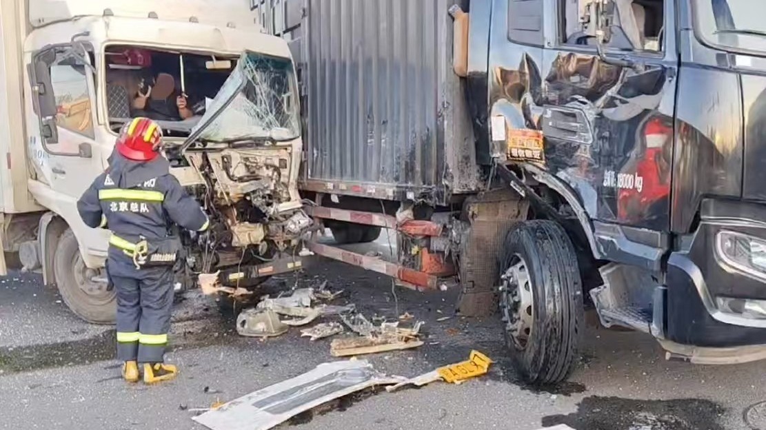 驾驶员被困真淡定,出了车祸先抽根烟!然而…… 驾驶员被困真淡定,出了车祸先抽根烟!然而……