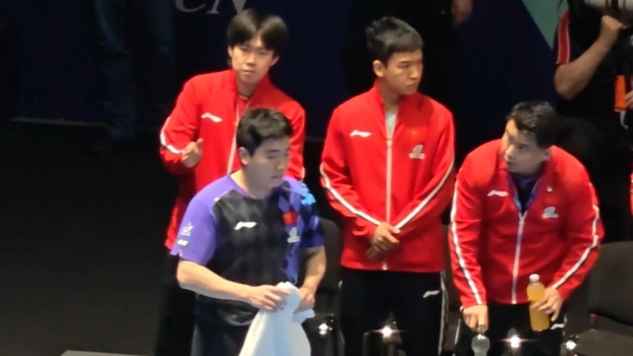 伦敦世乒赛1/8决赛 王楚钦暖心为首发的梁靖崑鼓掌加油 伦敦世乒赛1/8决赛 王楚钦暖心为首发的梁靖崑鼓掌加油