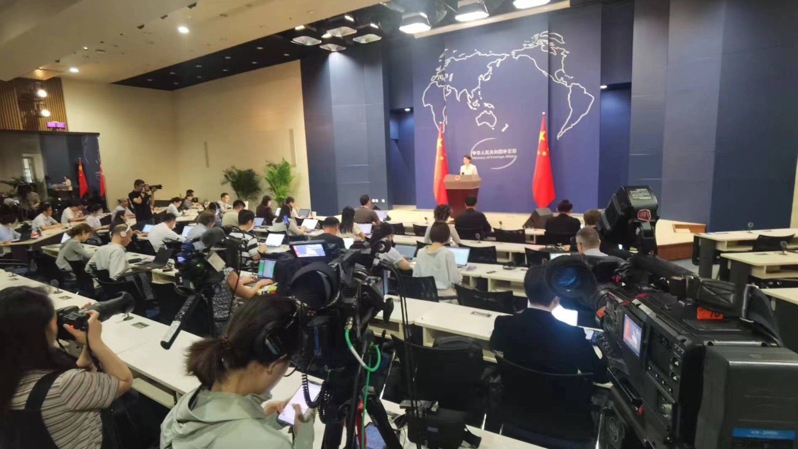 美国务院威胁对中方官员实施新的签证限制，外交部：将坚决反制