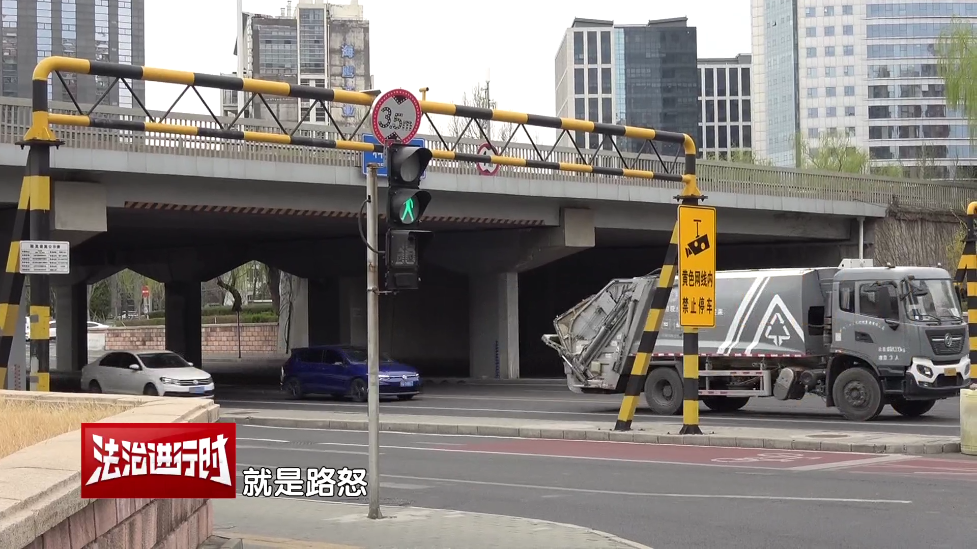 复盘北京“掉头等红灯遭围攻”事件：掉头到底需不需要等红灯？