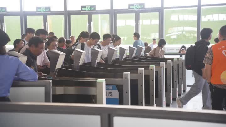 “超级黄金周”扬州交通顺畅 铁路航空客流高位运行 公交推暖心服务 “超级黄金周”扬州交通顺畅 铁路航空客流高位运行 公交推暖心服务