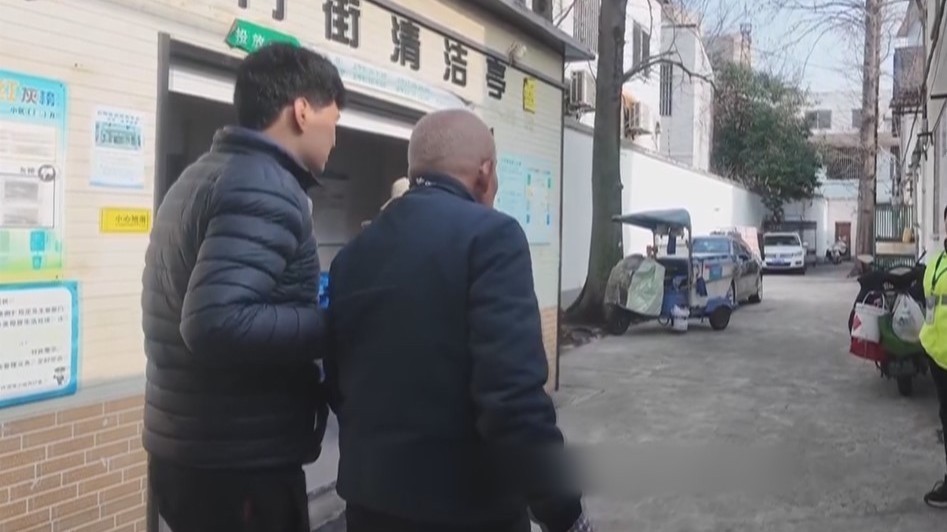 陪91岁大爷玩手机月入5000元 “神仙工作”照见了三重现实 陪91岁大爷玩手机月入5000元 “神仙工作”照见了三重现实