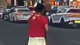 大爷拎重物车流中缓慢行走,女子开双闪下车扶老人过马路 大爷拎重物车流中缓慢行走,女子开双闪下车扶老人过马路