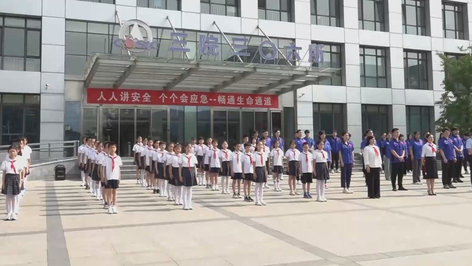 遨游太空的五星红旗地面传递接续展开