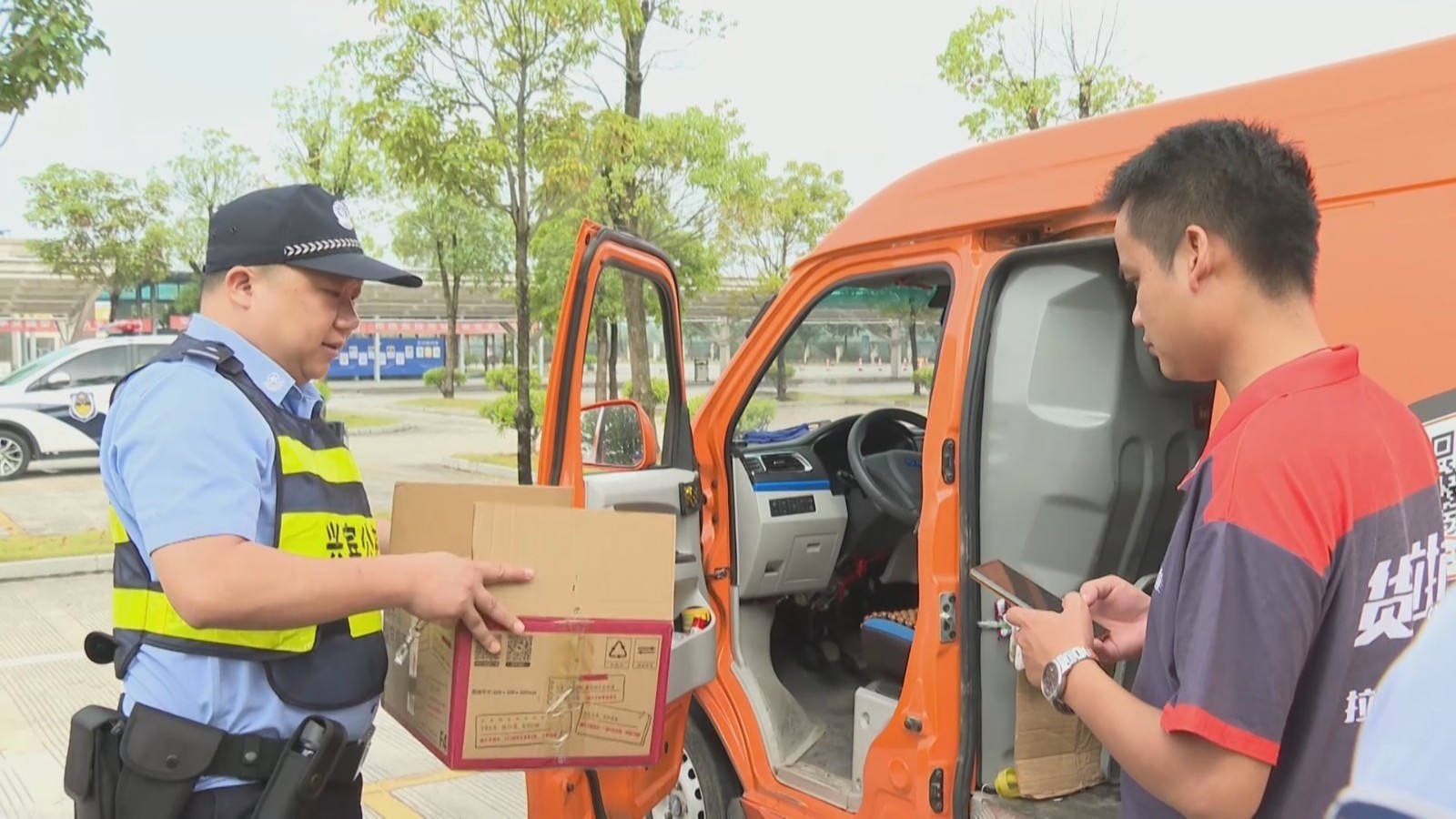 泼天的富贵变“陷阱” 警方高速公路上追回14万元 泼天的富贵变“陷阱” 警方高速公路上追回14万元