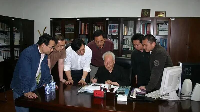 母亲知晓他隐藏三十年的秘密后,泪流满面 母亲知晓他隐藏三十年的秘密后,泪流满面