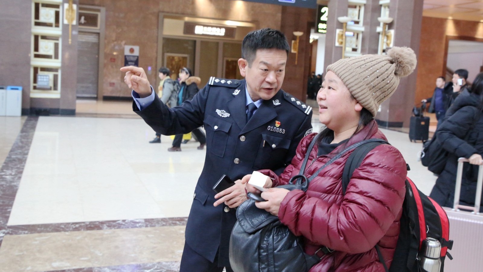 临近中国人民警察节 警民携手宣传安检常识