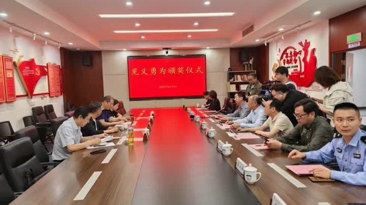 扬州两位医护人员旅途不约而同救人，镇江润州见义勇为基金会送奖上门