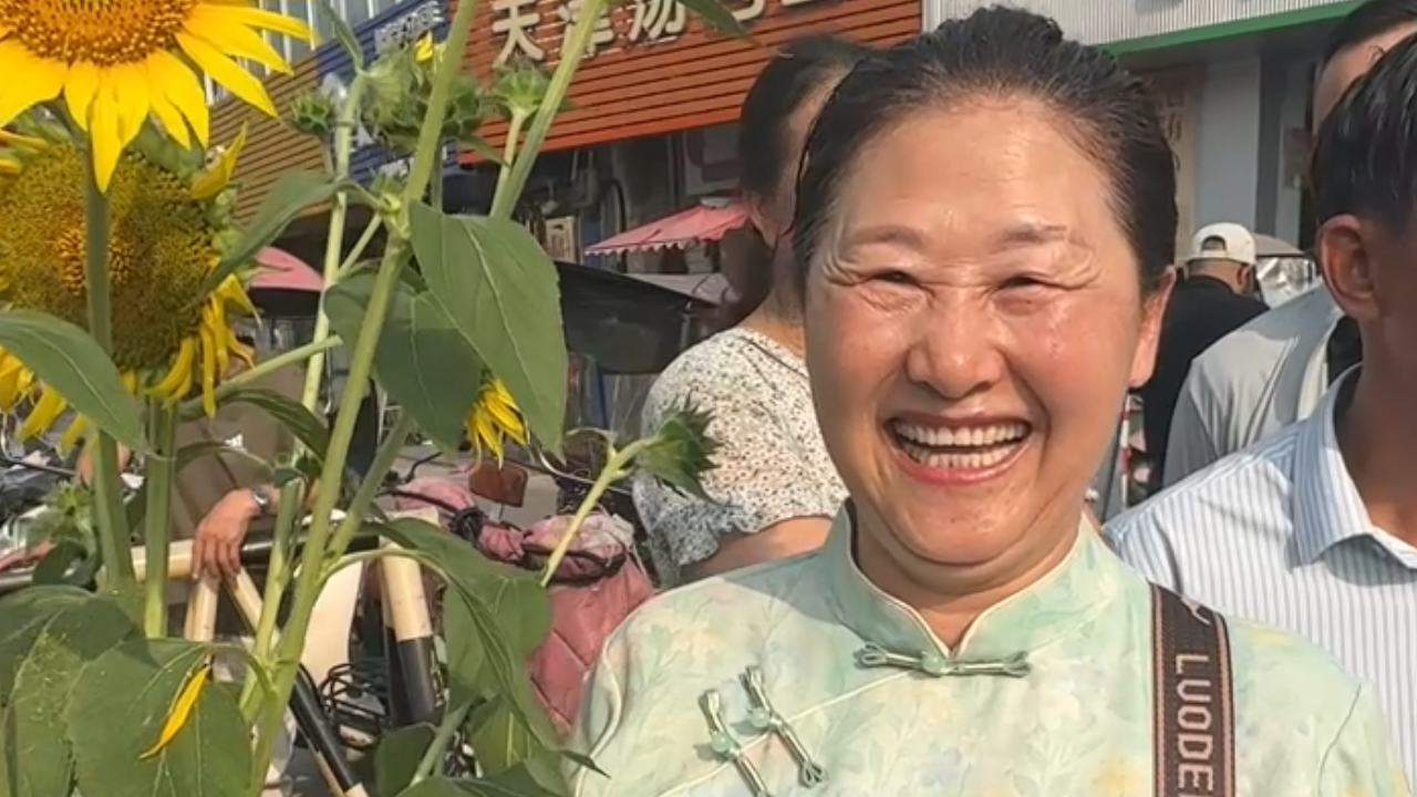 毛坦厂中学送考车队启程 旗袍妈妈手捧自种向日葵送行 暖心喊话盛满沉甸甸母爱
