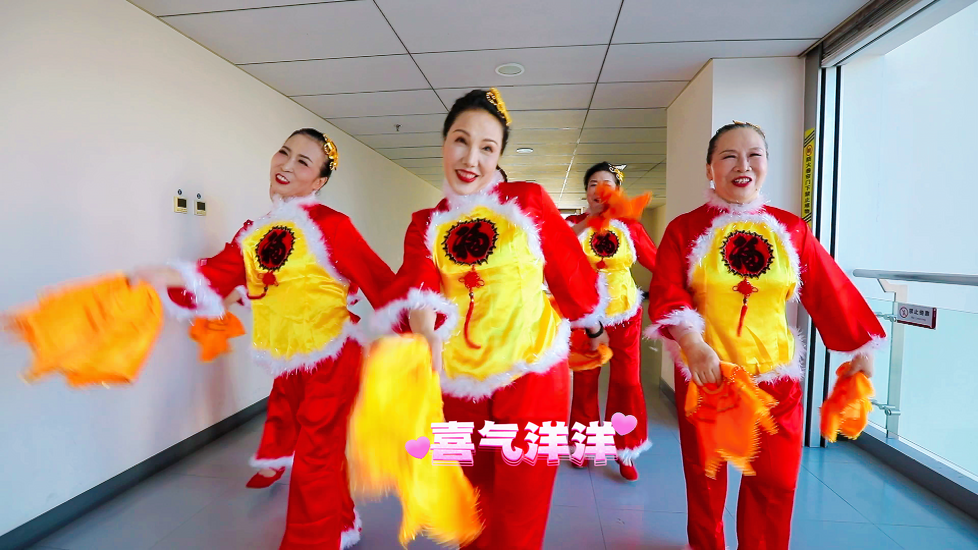 夕阳也疯狂！跟着社区阿姨喜气洋洋迎新年！