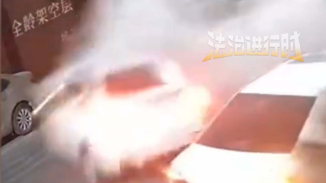 广西上林凌晨上演“飞车”,一辆轿车撞毁多辆路边停放车辆 广西上林凌晨上演“飞车”,一辆轿车撞毁多辆路边停放车辆