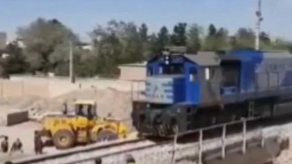 伊朗抢通遭美以袭击铁路桥,仅用三天修复通车 伊朗抢通遭美以袭击铁路桥,仅用三天修复通车