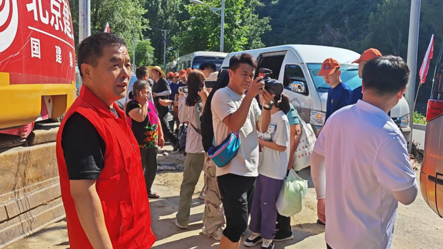 党旗在基层一线高高飘扬丨“让群众在安置点感受到家的温暖”