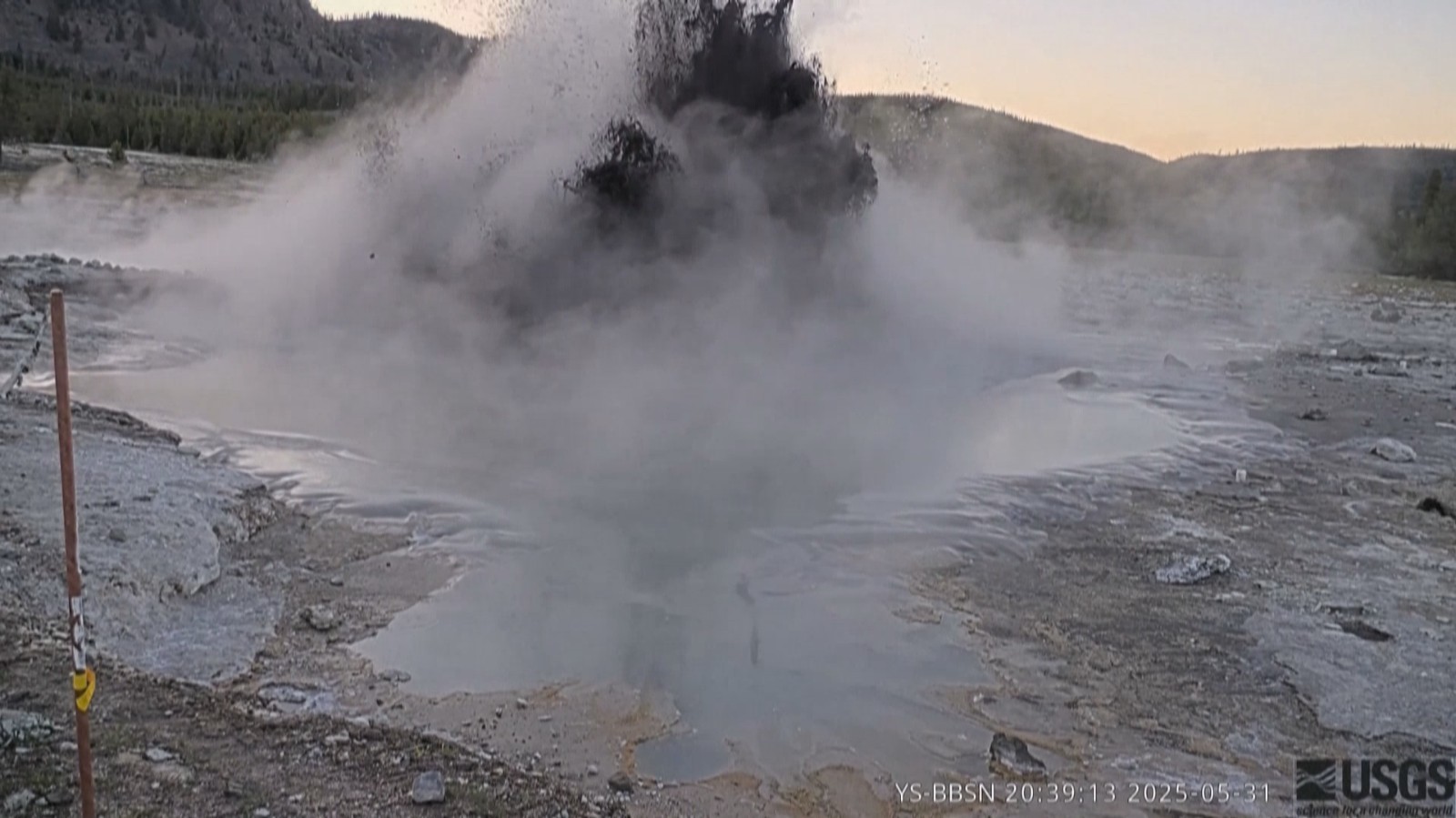 黄石国家公园黑钻石池热液泥浆喷涌而出 黄石国家公园黑钻石池热液泥浆喷涌而出