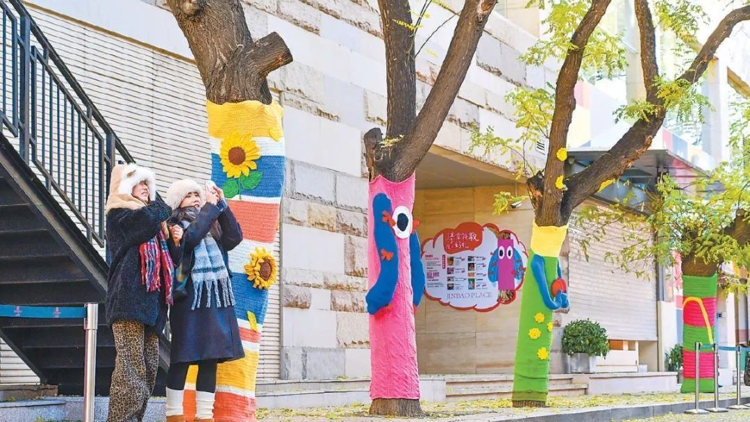 毛衣树火出圈!北京这个胡同晋升冬日网红,拍照打卡攻略—— 毛衣树火出圈!北京这个胡同晋升冬日网红,拍照打卡攻略——