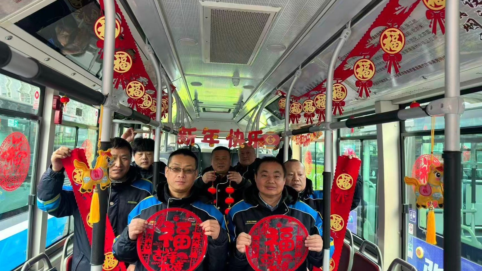 公交车穿上“年味”新装 车厢变身“新春驿站”