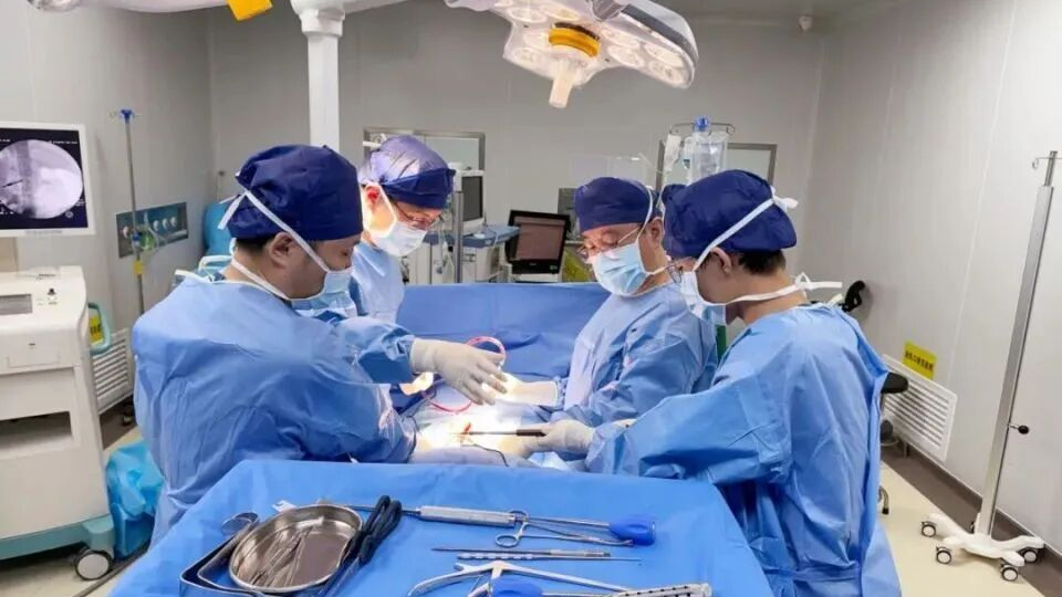 双胞胎姐妹俩体验热门游玩项目后，双双脊柱爆裂，医生提醒！