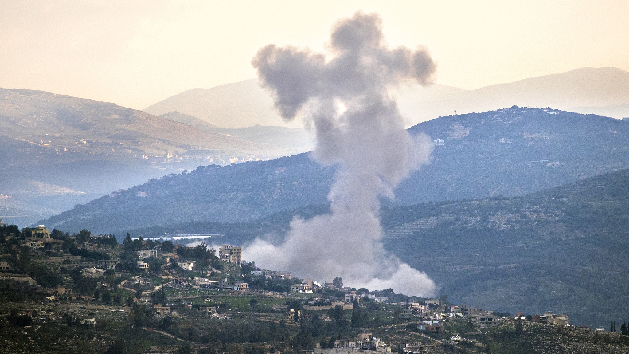 黎巴嫩南部一医疗中心遭袭 12人死亡 黎巴嫩南部一医疗中心遭袭 12人死亡