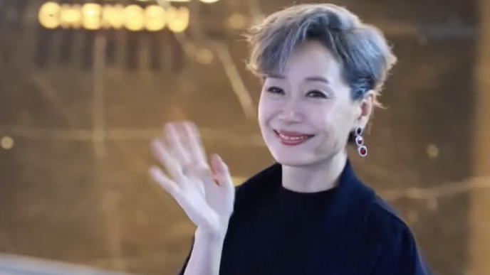 叶童亮相成都线下品牌活动。一身简约高级暗黑风穿搭，兼具优雅与干练