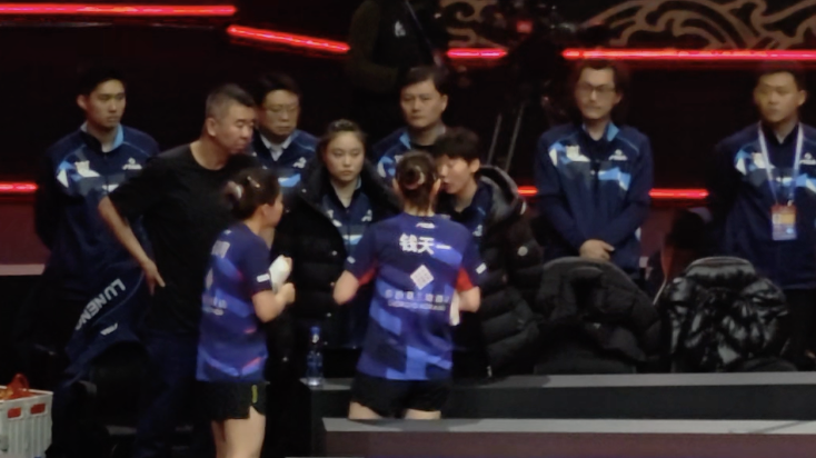 王曼昱休战场边观战 紧随教练之后暖心指导队友 王曼昱休战场边观战 紧随教练之后暖心指导队友