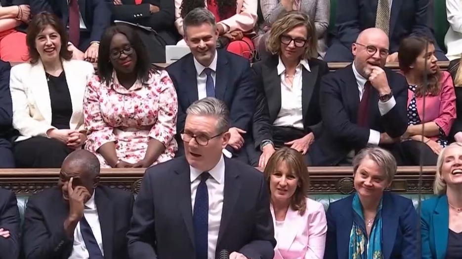 英首相斯塔默宣布改革议程 引反对党质疑 英首相斯塔默宣布改革议程 引反对党质疑