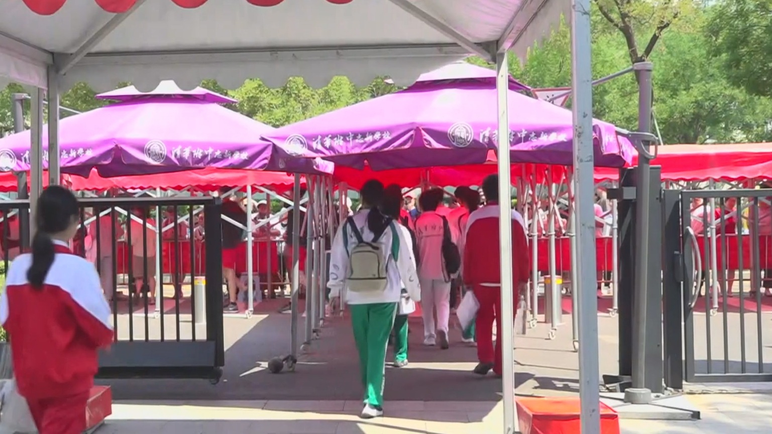 全市11万考生迎来中考第一天 3862个考场送“清凉”