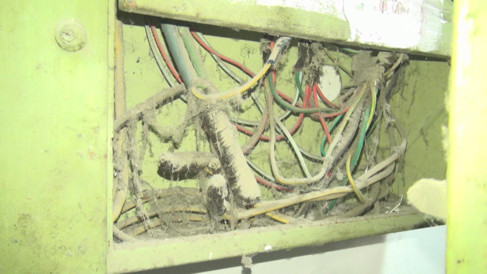 楼道里遗留30年前老旧电表箱 居民担心安全隐患