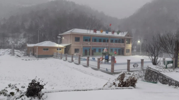 十堰多地迎来降雪!现场雪景图来了 十堰多地迎来降雪!现场雪景图来了