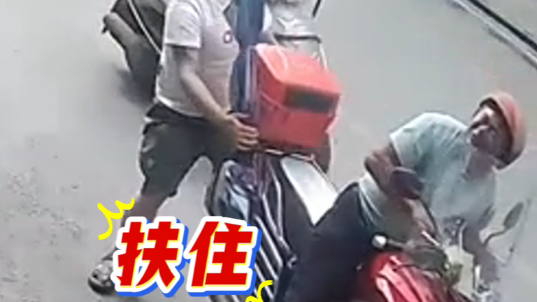 摩的师傅晕倒在理发店前 店内理发师 扔下剪刀冲出门上前一把扶住