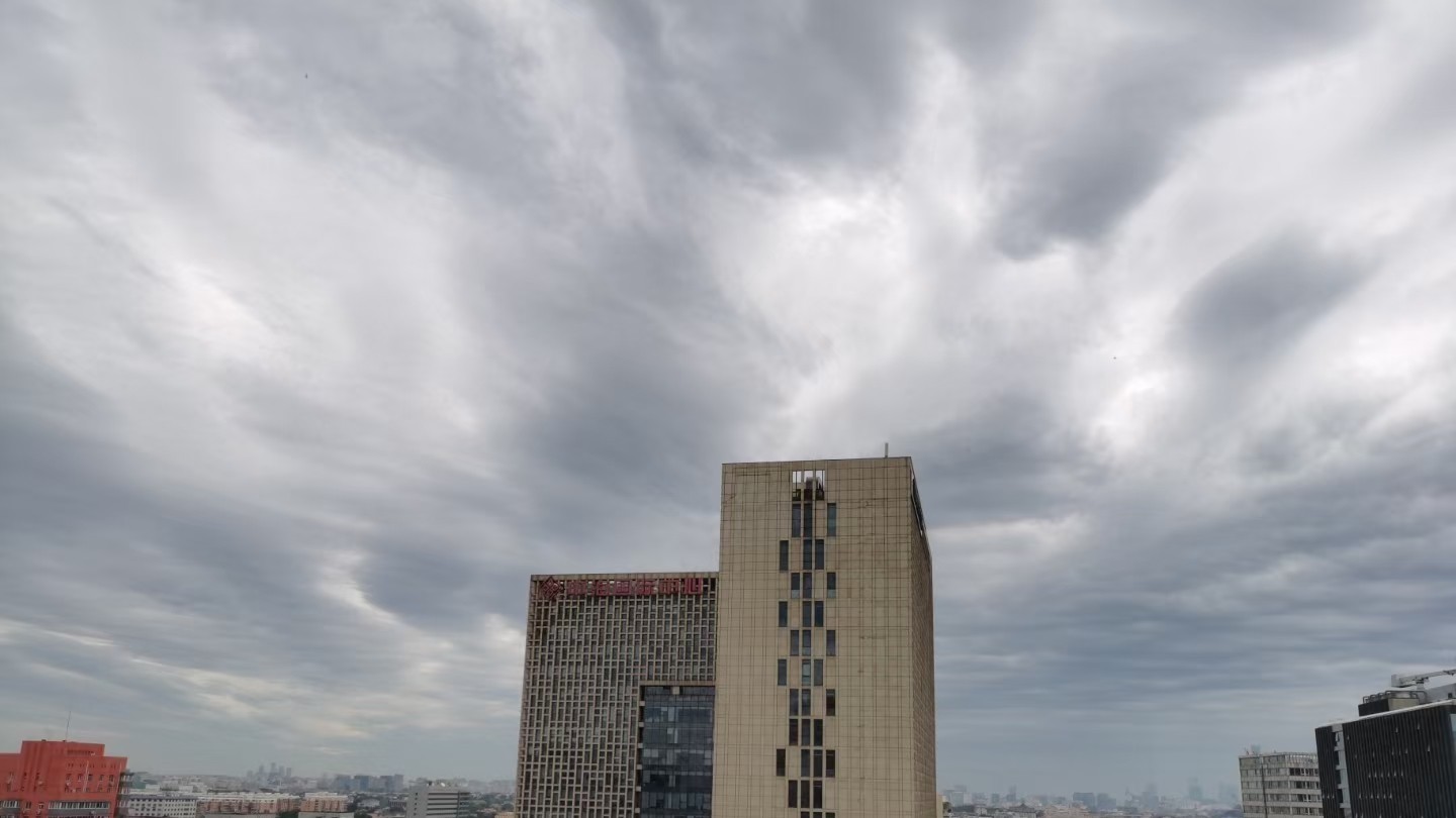 今天白天多云转阴 大部分地区有小雨或零星小雨 最高气温11℃
