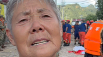 被困老夫妻看到救援部队后激动不已“人民子弟兵是亲人亦是儿女”