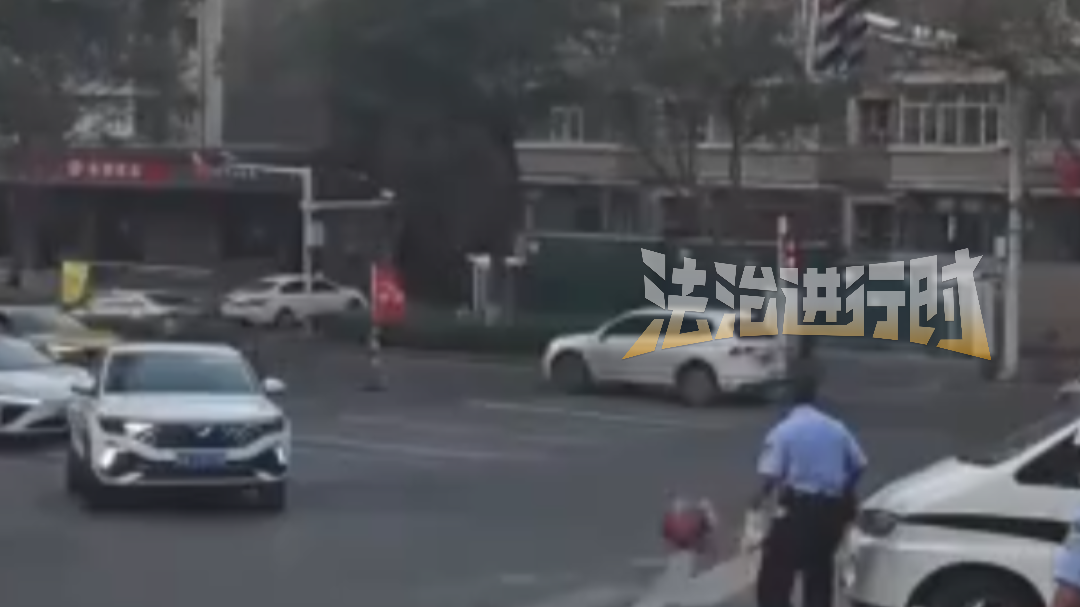 石墩子在马路上“狂奔” 路人和执勤民警大喊“小心”